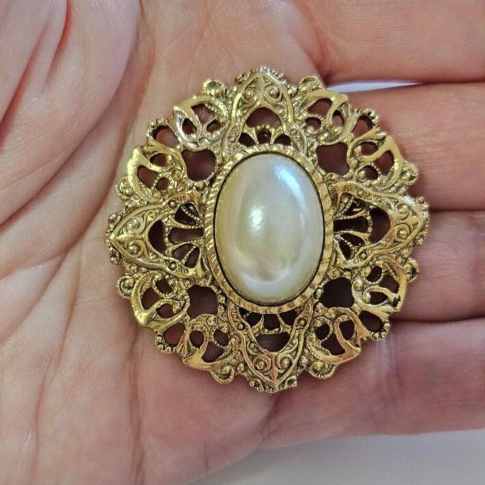 Vintage gold tone faux pearl brooch